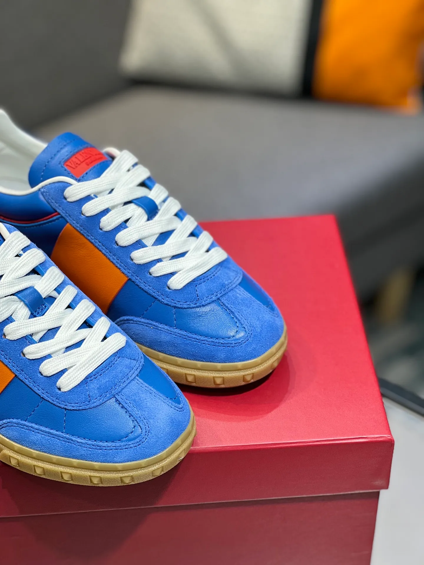 Men's shoes 💰620 👉🌹🌹VALENTINO counter synchronized new low-top casual sports shoes 👍Professional and high-end, perfect replica, first-class quality! 👍All made of original 1:1 materials, exclusive mold opening! 👍High mercerized cowhide fabric 👍TPU outsole, comfortable and wear-resistant, brand injection insole, 👍Full set of high-end counter packaging 👍All details are customized with 1:1 mold, striving for perfection! 👍Couple style female 35-41, male 38-46 (female 41, male 45 46 customized)